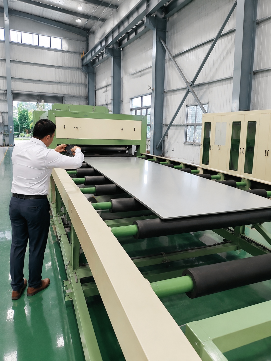 Máquina de cepillado de placas de aluminio de tres cinturones personalizada para un fabricante de aluminio de la India